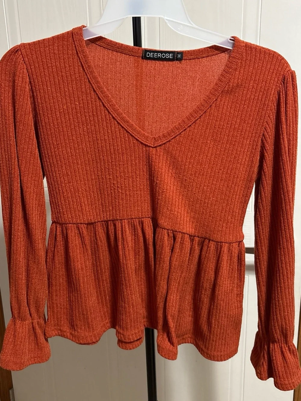 Deerose Women's Rust Ribbed V-Neck Peplum Top - Rust